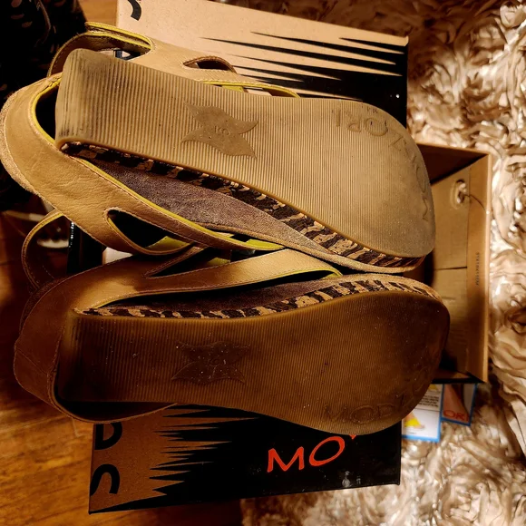 Reversible Yellow and Black Sandals - Picture 4 of 8